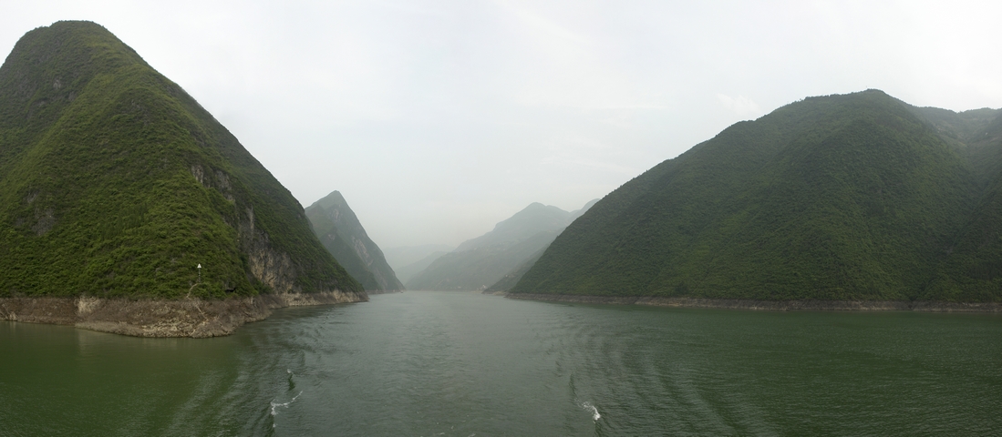 3Gorges44.jpg - 5 images, Size: 8536 x 3728, FOV: 131.90 x 51.87, RMS: 3.50, Lens: Standard, Projection: Cylindrical, Color: LDR