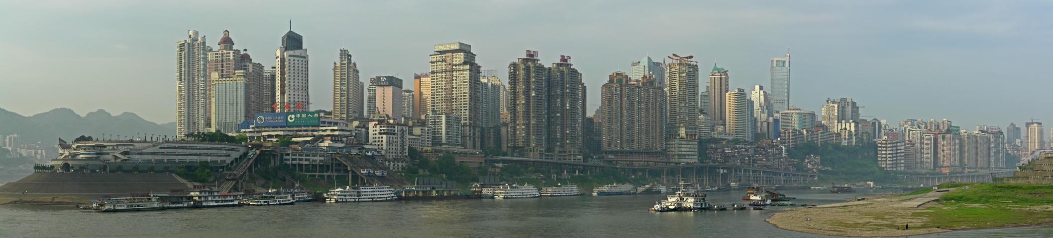 Chongqing08.jpg - 4 images, Size: 10600 x 2405, FOV: 79.76 x 18.10, RMS: 3.09, Lens: Standard, Projection: Spherical, Color: LDR