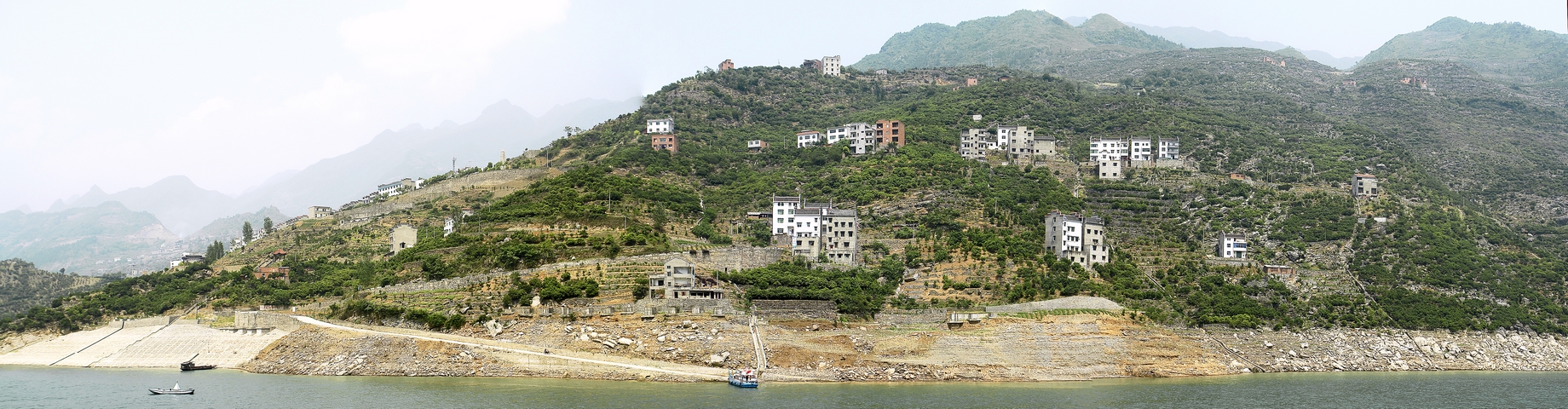 3Gorges29.jpg - 3 images, Size: 8620 x 2431, FOV: 100.59 x 27.60, RMS: 3.15, Lens: Standard, Projection: Cylindrical, Color: LDR