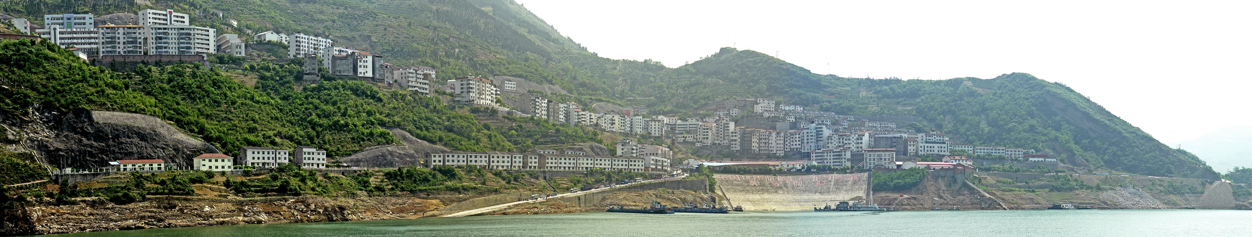 3Gorges32.jpg - 4 images, Size: 10949 x 2186, FOV: 83.35 x 16.05, RMS: 3.36, Lens: Standard, Projection: Cylindrical, Color: LDR